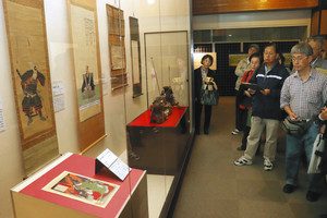 七本槍ゆかりの展示物に見入る来館者たち＝長浜市の長浜城歴史博物館で