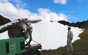 ゲレンデを整備するため連日フル稼働している人工造雪機＝郡上市の「ホワイトピアたかす」で