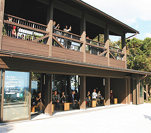 カフェもある横山展望台の展望休憩所＝いずれも三重県志摩市で