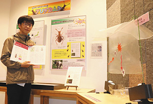 衝突板トラップ（右）を使いダイコクアリヅカムシを採集した中田勝之さん＝白山市の県ふれあい昆虫館で