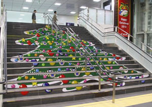 クリスマスツリーのイラストが装飾された新幹線改札内の階段＝いずれも富山市の富山駅で