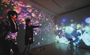 コンピューターを駆使した映像が広がる「現代美術園」。入場者の動きに応じて変化する＝岐阜市柳ケ瀬通の柳ケ瀬ＧｏｍｙｗａｙＧａｌｌｅｒｙ現代美術園で