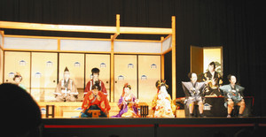 「寿曽我対面　工藤館の場」で熱演する役者たち＝岐阜県飛騨市で