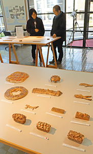 学生たちが作った個性的な青銅作品が並ぶ＝高岡市二上町で