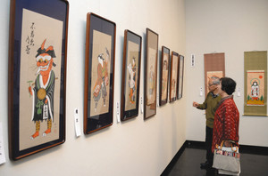 高橋さんの遺作（左側）が並ぶ「現代大津絵展」＝大津市歴史博物館で