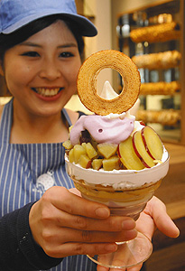 サツマイモが楽しめる「おいもパフェ」＝西尾市西浅井町の「ＫｉｎｇＦａｒｍＣａｆｅ」で