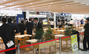 ３店舗がオープンするフードコート。隣にはドラッグストアもオープンする＝静岡空港で