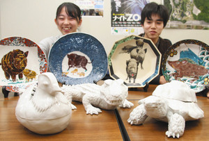 制作中のオシドリの置物（手前左）やケヅメリクガメの置物（手前右）とえとの飾り皿＝いしかわ動物園で
