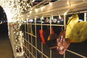 イルミネーションゲートに飾られたハート形のスパンコール＝いずれも富山駅南口駅前広場で