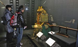 ことわざや慣用句を生み出すきっかけとなった武具を紹介する会場＝富山市郷土博物館で