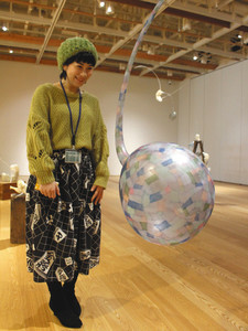 吹きガラスと和紙でユニークな作品を作っている小林千紗さん＝富山市ガラス美術館で