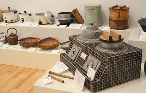 昭和３０年代まで使われていた「改良かまど」や羽釜、古い電気炊飯器＝津市の県総合博物館で