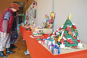 クリスマスツリーなどさまざまなフェルト作品が並んだ会場＝小松市の木場潟公園で