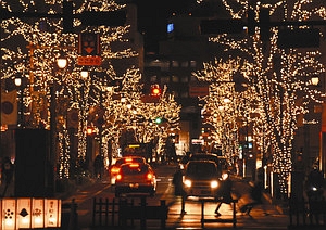 オレンジ色の電飾が輝く大名町通り＝松本市丸の内で