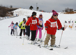 ようやく全コース滑降可能となったゲレンデで、スキーの実技を学ぶ子どもたち＝豊根村の茶臼山高原スキー場で