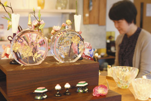 作家が趣向を凝らして作ったガラスのひな人形が並ぶ会場＝富山市古沢の富山ガラス工房ショップで