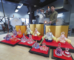 鈴木俊也さん（左）と東穂高さんが制作しているガラスのひな人形＝朝日町横水のなないろＫＡＮで