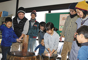 自然栽培のもち米をつく子どもら＝七尾市中島町藤瀬で
