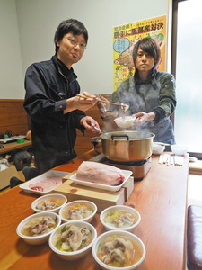 イノシシ鍋を作る杉田晋一さん（右）と小沢泰史さん＝黒部市宮沢の狩猟屋で