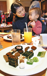 今年注目のチョコレートを試食する参加者たち＝富山市総曲輪の大和富山店で