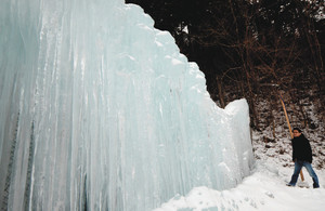 ようやく見ごろになった「つぐ高原グリーンパーク」の氷瀑＝設楽町津具で