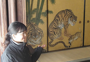 ほほ笑ましい虎の親子を描いた「竹虎図」の一部（高精細複製品）＝京都市の妙心寺天球院で