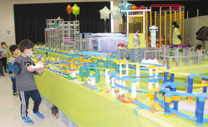 「鉄道おもちゃタウン」で遊ぶ子どもたち＝海津市海津町油島の木曽三川公園センターで