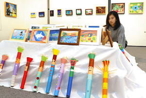 鮮やかな色彩で仕上げられた絵画や工作品が並ぶ会場＝浜松市中区で