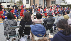 沖縄の三線を演奏する琉球民謡団＝菊川市下平川で