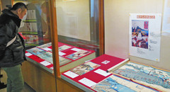 新居宿を描いたさまざまな浮世絵が並ぶ＝湖西市の新居関所史料館で