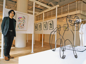 線から生まれるさまざまな作品を展示した大森慶宣さん＝金沢市片町で