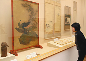 鳥たちが多彩な姿を見せる所蔵品展の会場＝県七尾美術館で