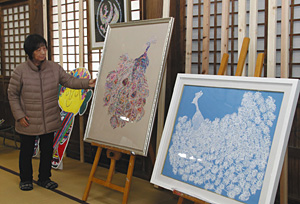 居川晶子さんの作品を紹介する但馬晃代さん（左）＝小松市月津町で