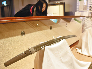 菊紋が施されるなど、皇室との関係を示した日本刀が並ぶ＝関市南春日町の関鍛冶伝承館で