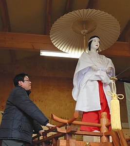 倭姫命の人形を載せた北萱町の祭車。天気が良ければ、５月３日に披露される＝鈴鹿市神戸で