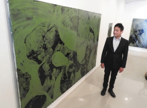大作「たいら」など４７点を出品した大島さん＝名古屋市千種区今池１の５／Ｒホール＆ギャラリーで