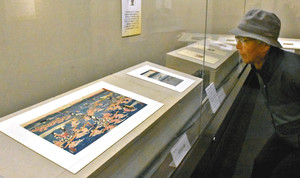川越しをテーマにした浮世絵が並ぶ収蔵品展＝島田市博物館で