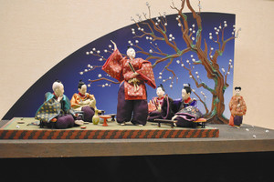 梅花の宴を表現した人形ジオラマ＝高岡市万葉歴史館で