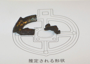 金銅装十字文透心葉形鏡板の破片＝諏訪市博物館で