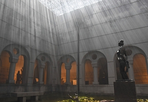 網状の幕を通して中庭に陽光が降り注ぐ「Ｂｒｏｃｋｅｎ１」＝安曇野市豊科の市豊科近代美術館で
