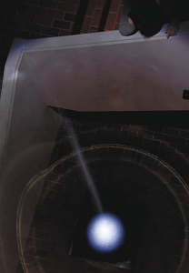 らせん階段の吹き抜けを落ちる砂鉄がＬＥＤで照らし出される「Ｈａｇａｋｕｒｅ」＝安曇野市豊科の市豊科近代美術館で