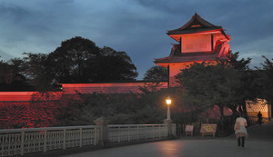 世界赤十字デーに合わせて赤くライトアップされた金沢城石川門＝金沢市丸の内で