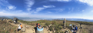 「３６０度大パノラマ。さすが日本百名山」と登山者から声が上がった山頂からの眺望。大野市内（左奥）、勝山市内（中央奥）、白山連峰（右奥）などが望めた＝大野市の荒島岳で