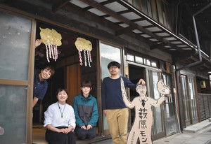 展示会場の空き家を訪れる（左から）菅野さん、大沢さん、奥谷さん、岩熊さん＝木祖村藪原で