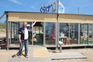 武内寿さんが開店した浜茶屋「くらげ」＝宝達志水町の今浜海岸で