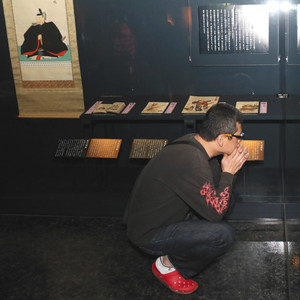 富山ゆかりの武将を紹介する史料が並ぶ企画展＝富山市本丸の市郷土博物館で