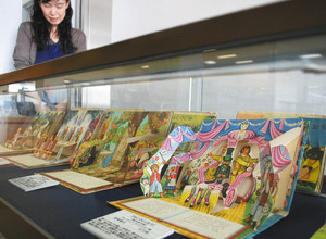 ケース内に展示されている「しかけ絵本」＝小浜市図書館で