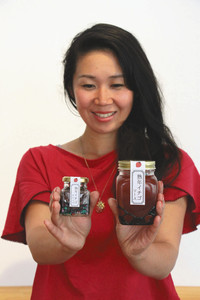 水野早乙美さんが新発売するイチゴのソースとドロップ＝羽咋市で