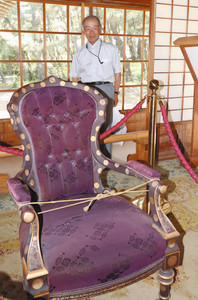 天皇が来客と会う際に使っていたとされる玉座用肘掛け椅子＝沼津市の沼津御用邸記念公園で