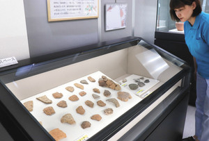美浜での塩作りを伝える製塩土器片＝美浜町歴史文化館で